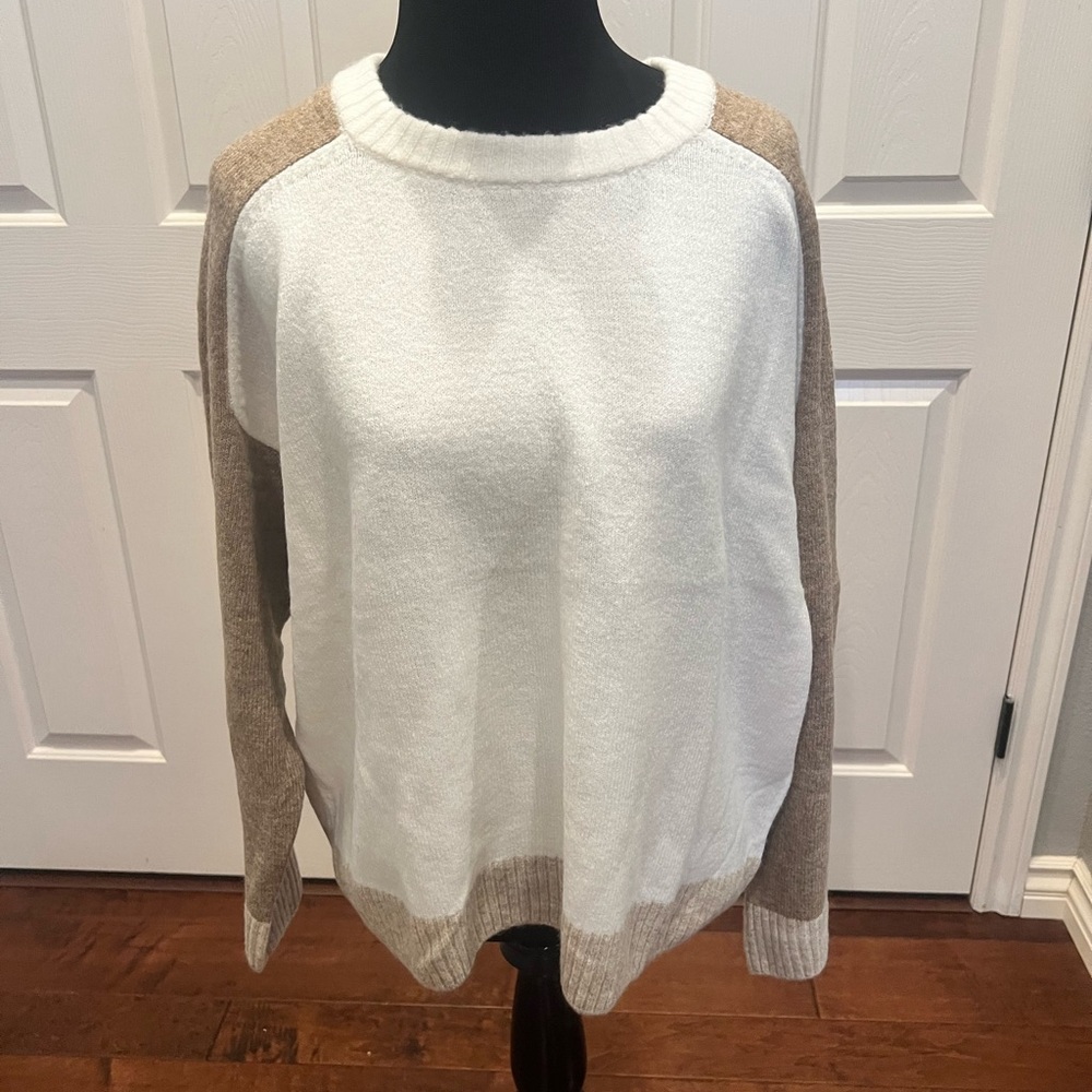 Vince Camuto White and Tan Crew Neck Sweater